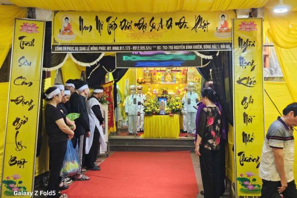 sự khác biệt giữa lễ tang tại nhà và lễ tang tại hội trường